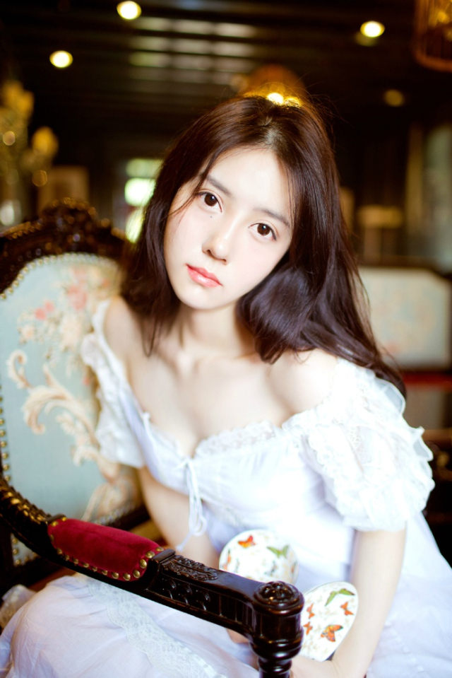 在这里，与各位再共同勉励一次，我们要做聪明的人，做有智慧的人有慈爱又肯诚实对人对己的勇者。就算天大的事情来了，也不逃避它，心平气和地为自己争取最合理的解决之道，不可以做一个弱者，凡是不顺心便跌倒的人是要被社会淘汰的，做一个有弹性的人，当是我们一生追求的目标。——三毛《亲爱的三毛》